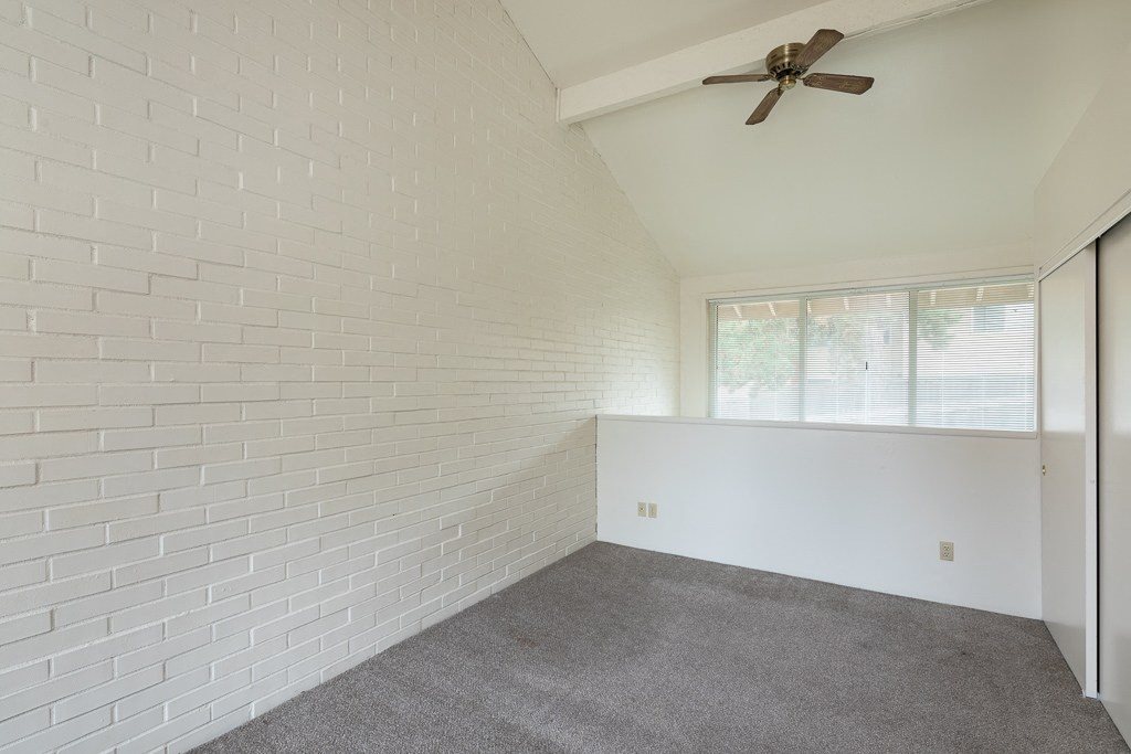 Photos and Video of Kingway Apartments in Seattle, WA